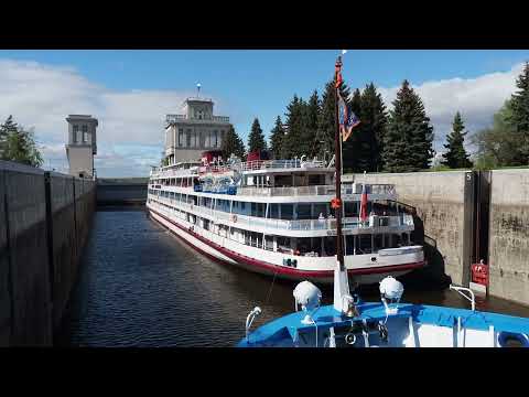 Теплоходы &quot;Огни большого города&quot; и &quot;Феликс Дзержинский&quot; проходят шлюз №16 Городецкого гидроузла