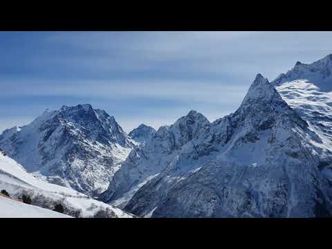 Виды с канатной дороги на горнолыжном курорте Домбай