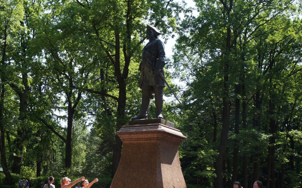 Памятник Петру Первому в Нижнем парке Петергофа