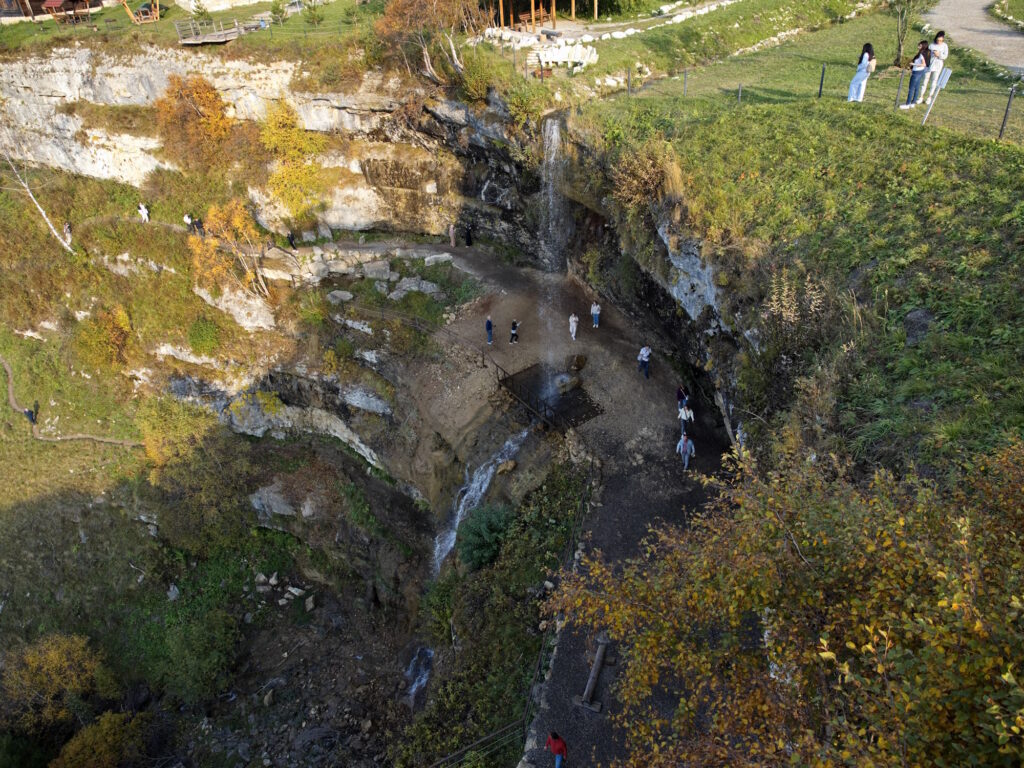 Вид на второй матласский водопад со смотровой площадки