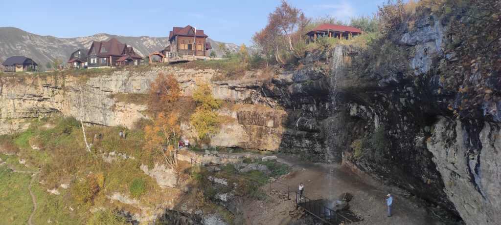 Вид на второй матласский водопад с лестницы