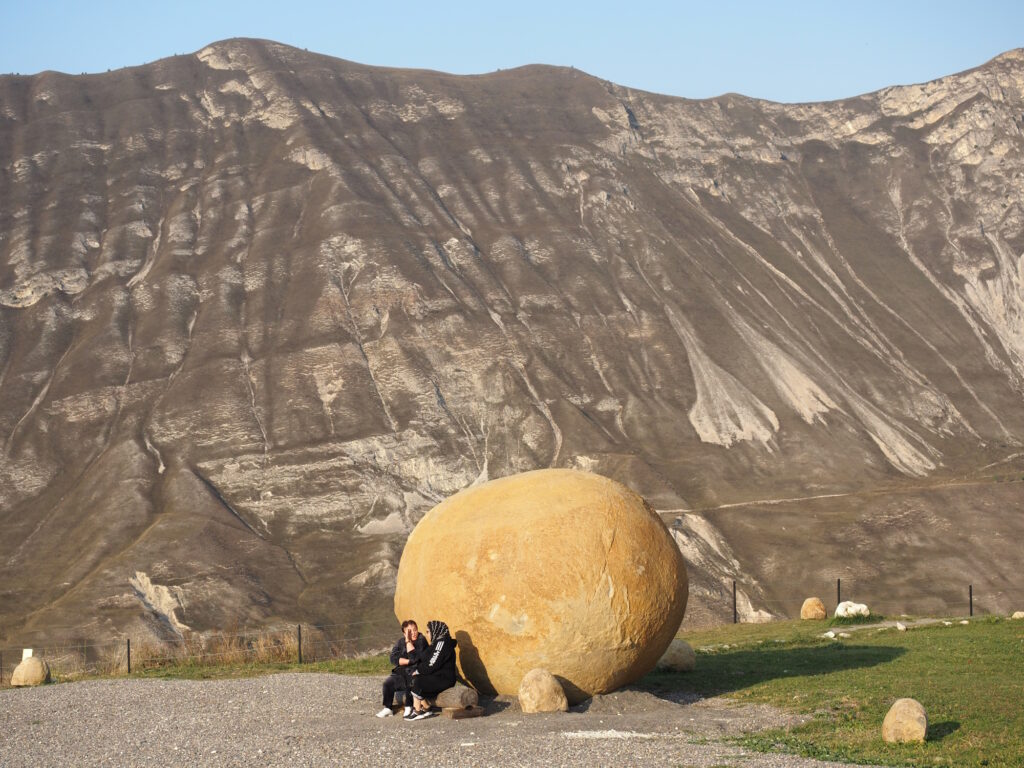 Каменный шар на плато Матлас