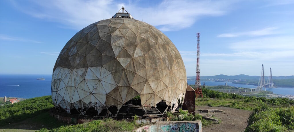 Геокупол и остатки мортирной батареи, Монастырская сопка, Владивосток