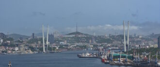 Вид на Золотой мост во Владивостоке с сопки Крестовой