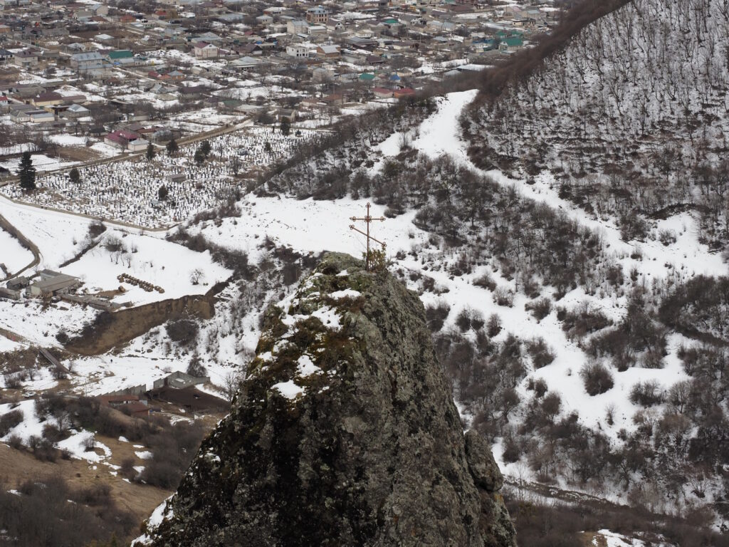 Крест на скале