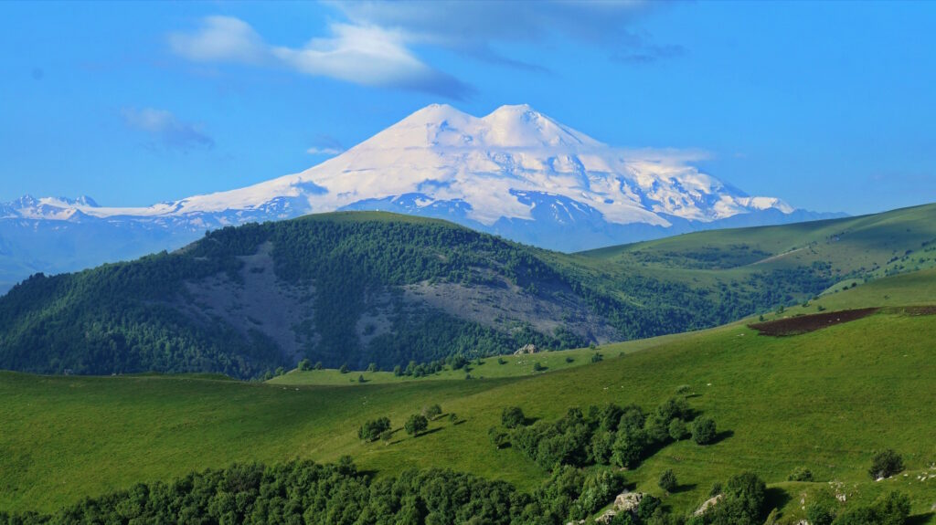 Вид на Эльбрус по пути в Джилы Су