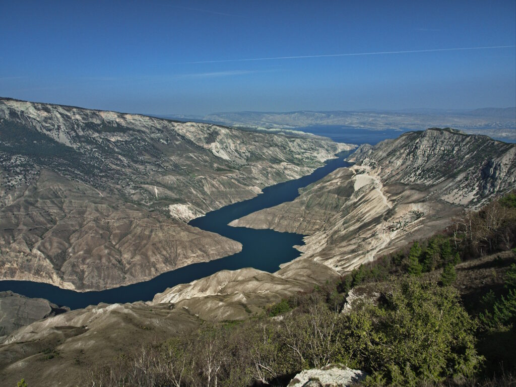 Вид на Большой Сулакский каньон и Чиркейское водохранилище