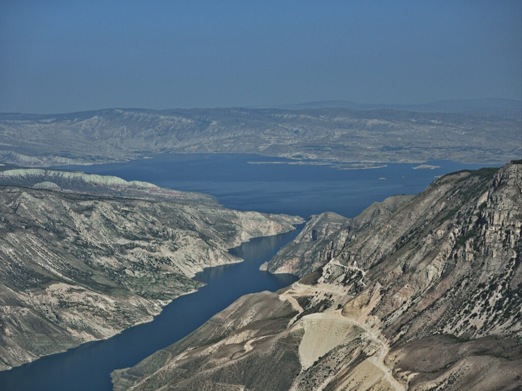 Вид на Чиркейское водохранилище с Большого Сулакского каньона