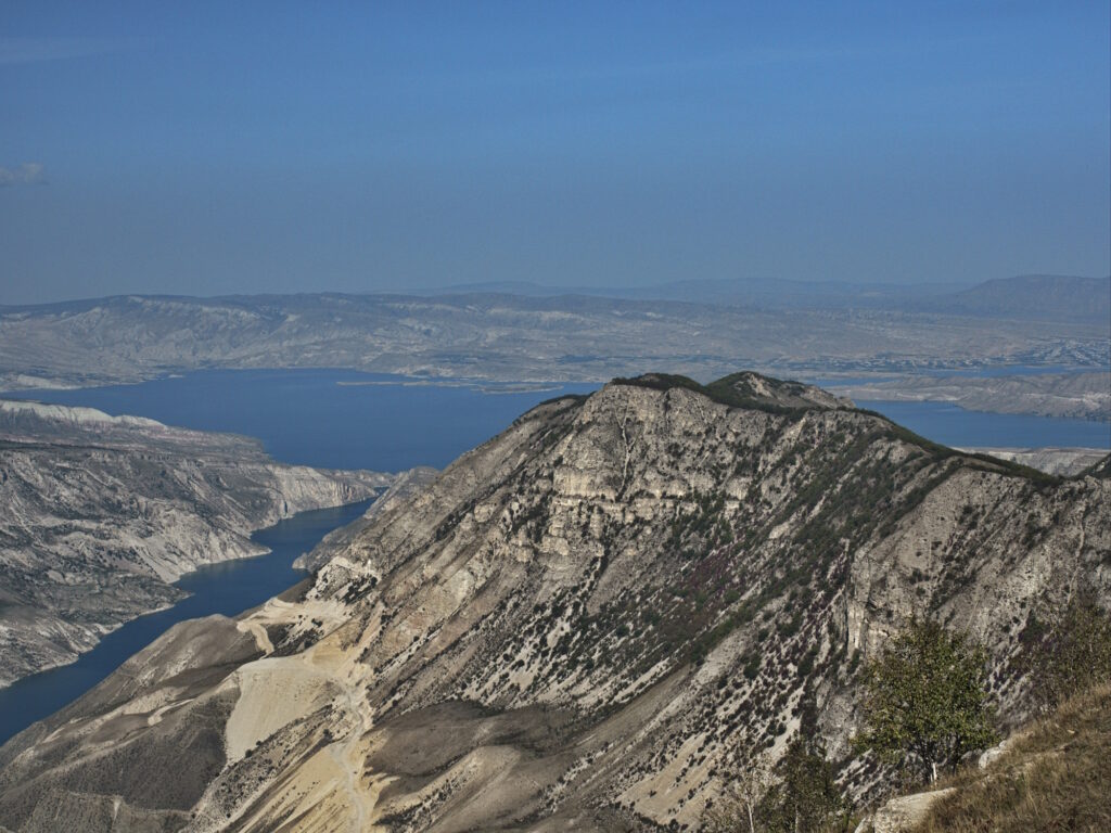 Большой Сулакский каньон: гора перекрывает вид на Чиркейское водохранилище