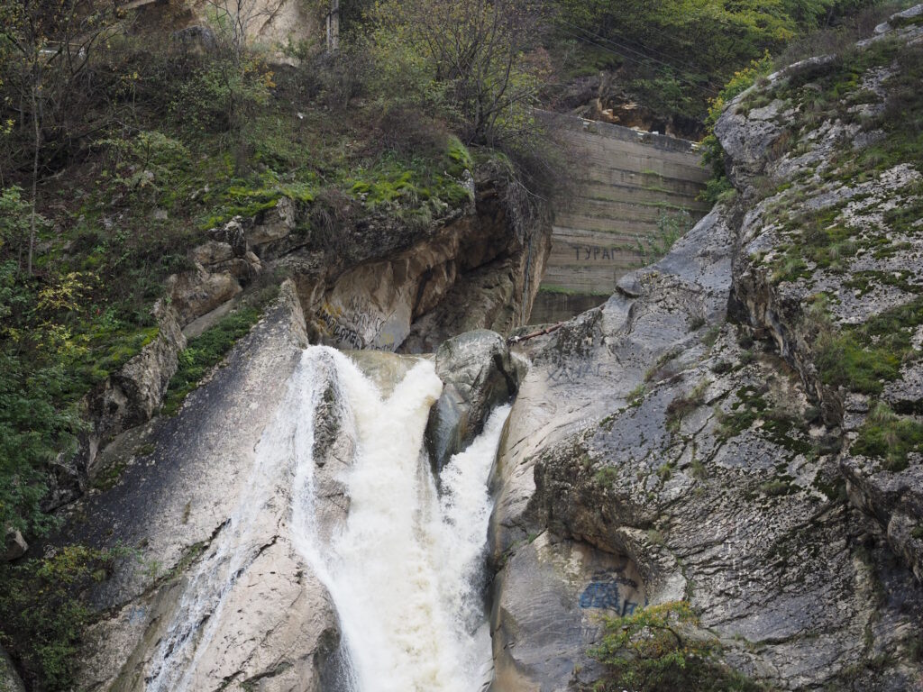 Ханагский водопад: надписи