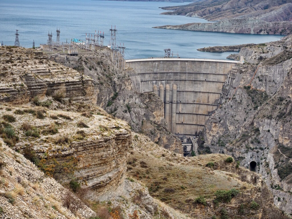 Чиркейская ГЭС: вид со смотровой со свободным доступом