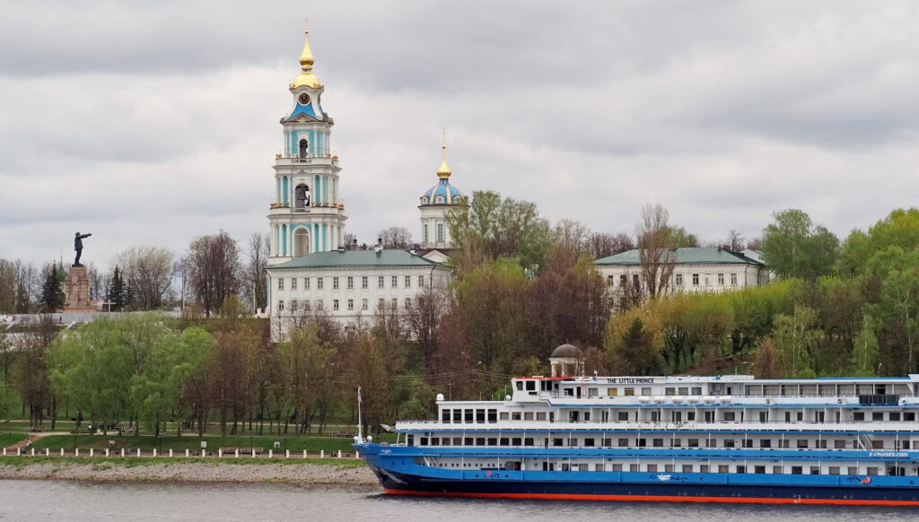 Богоявленский собор в Костроме, вид с Волги, круиз Нижний Новгород - Москва