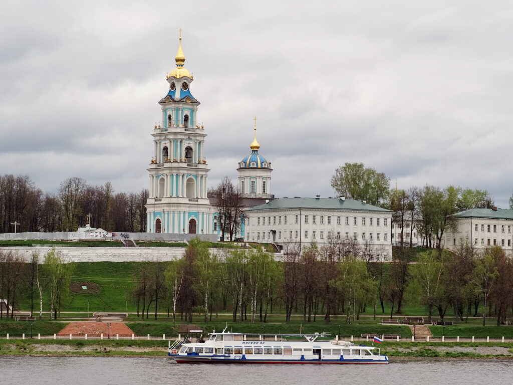 Богоявленский собор в Костроме, вид с круизного теплохода