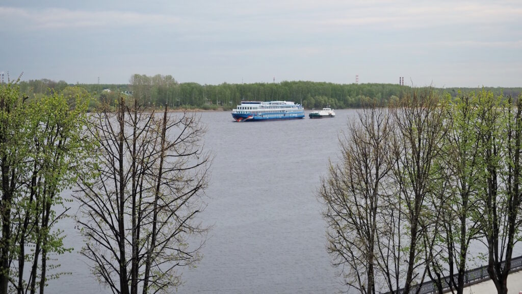 Бункеровка круизного теплохода Огни большого города около Ярославля