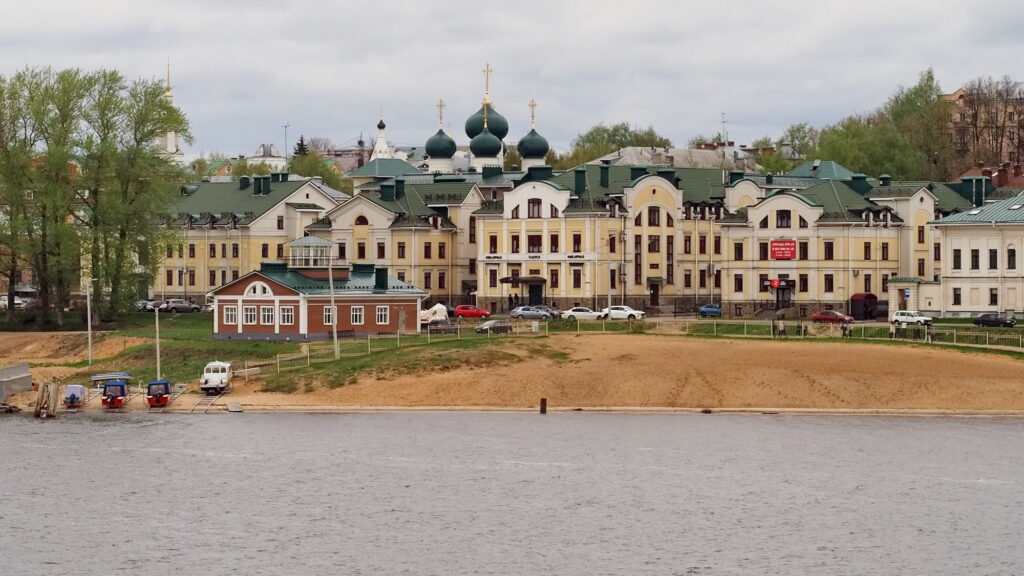 Вознесенская церковь в Костроме, вид с Волги, круиз Нижний Новгород - Москва