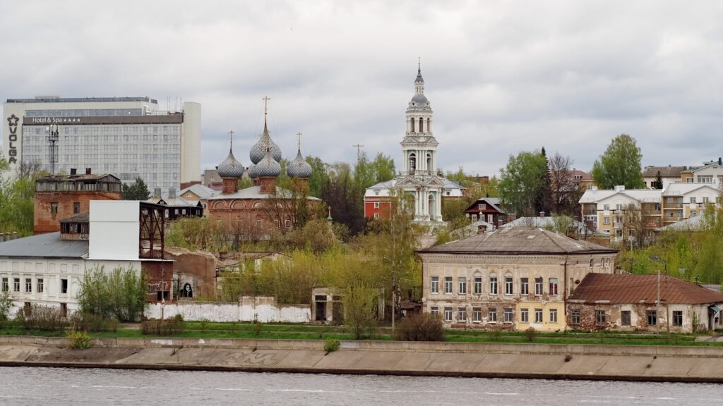 Воскресенская и Знаменская церкви в Костроме, вид с круизного теплохода