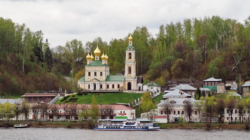 Воскресенская церковь в Плесе, вид с Волги, круиз Нижний Новгород - Москва