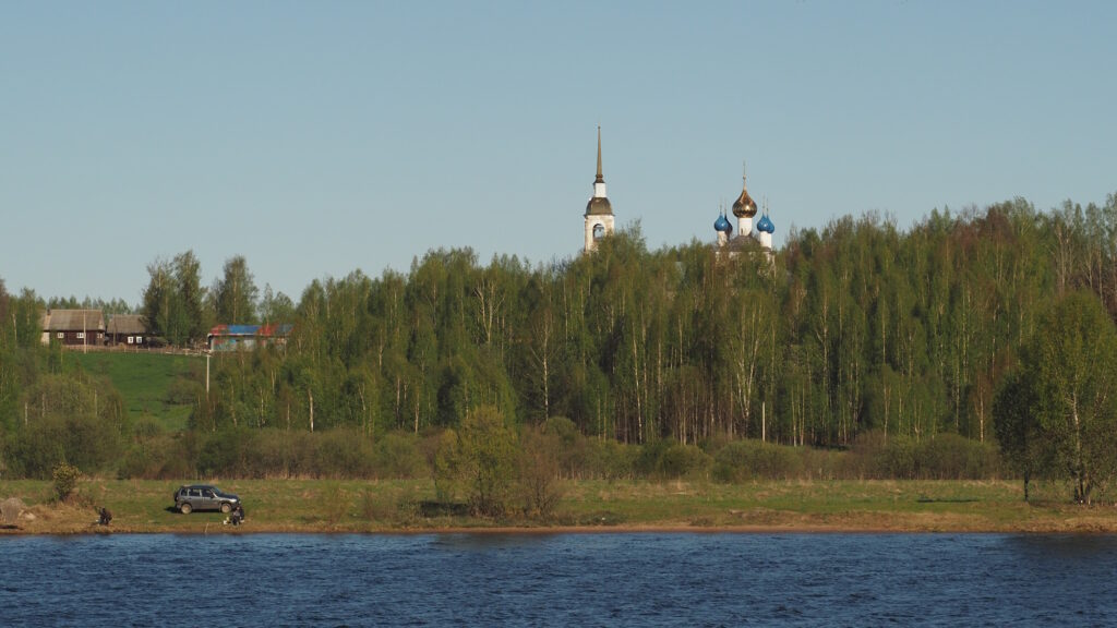 Воскресенская церковь в деревне Воскресенское, вид с круизного теплохода