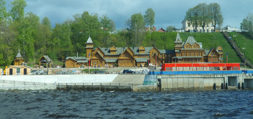 Город Мастеров в Городце, вид с Волги во время круиза Нижний Новгород - Москва