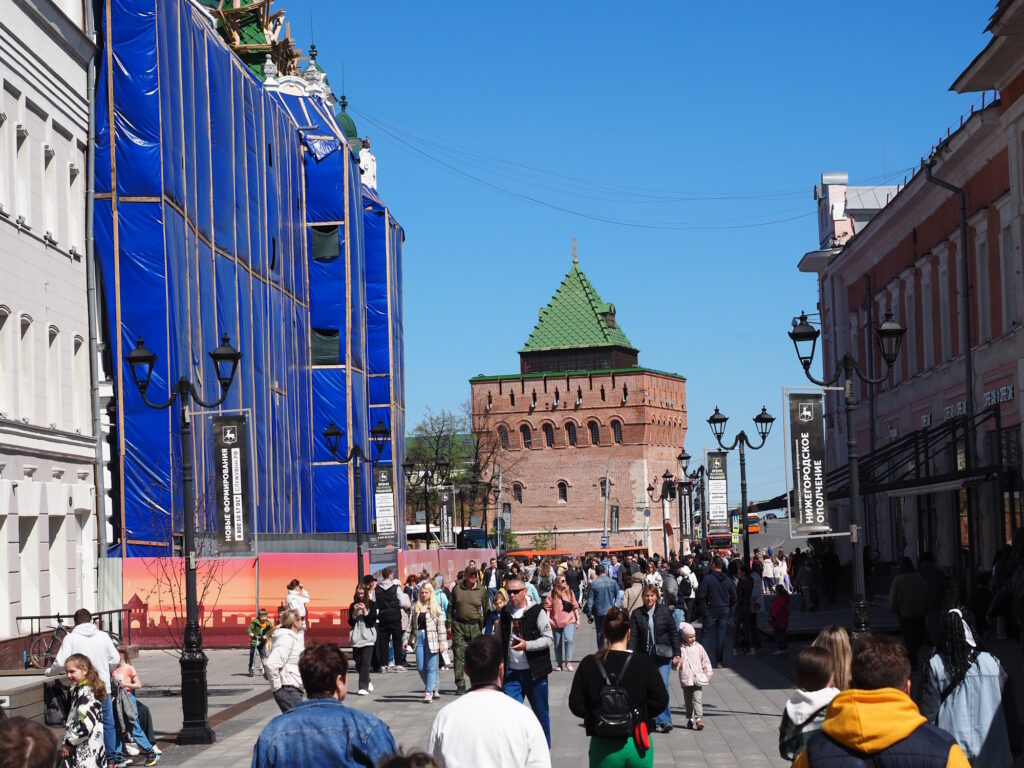 Дмитриевская башня нижегородского кремля, вид с улицы Большая Покровская