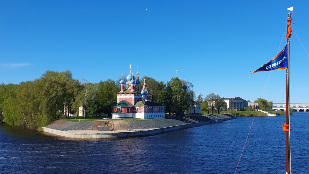 Углич, церковь Димитрия на крови, вид с круизного теплохода Огни большого города