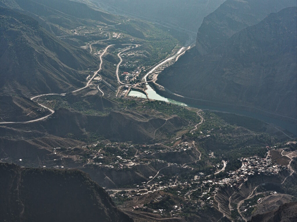 Вид с пика Гагарина на село Гимры