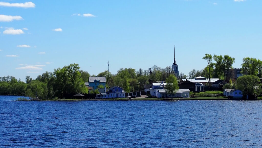 Вознесенская церковь в Калязине, вид с Волги