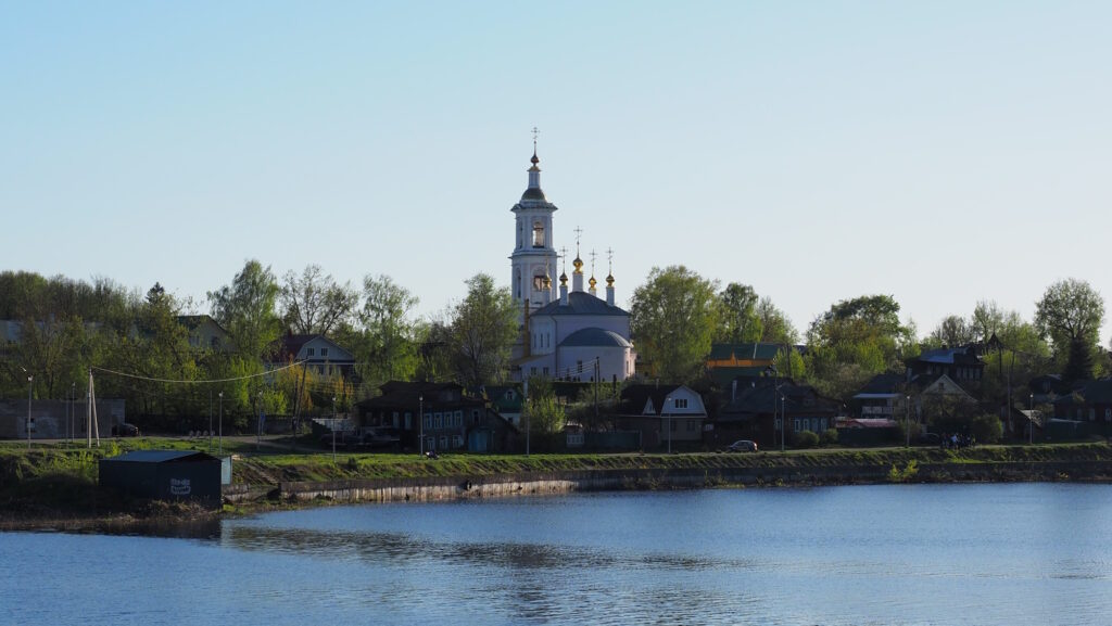 Вознесенская церковь в Кимрах, вид с круизного теплохода