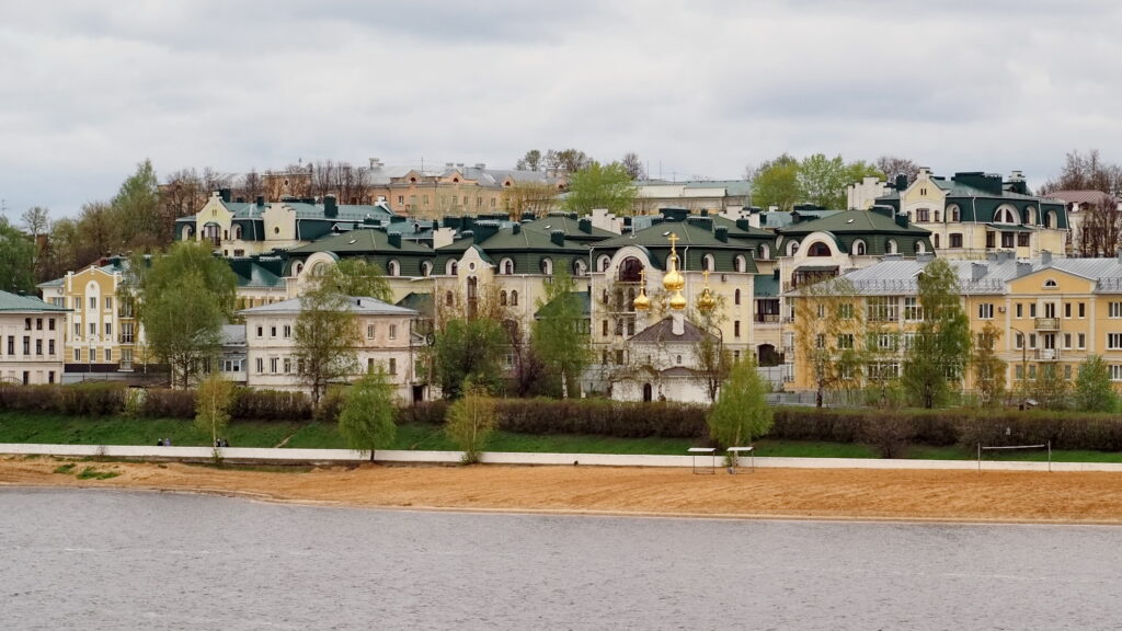 Никольская церковь и центральный пляж Костромы, вид с Волги