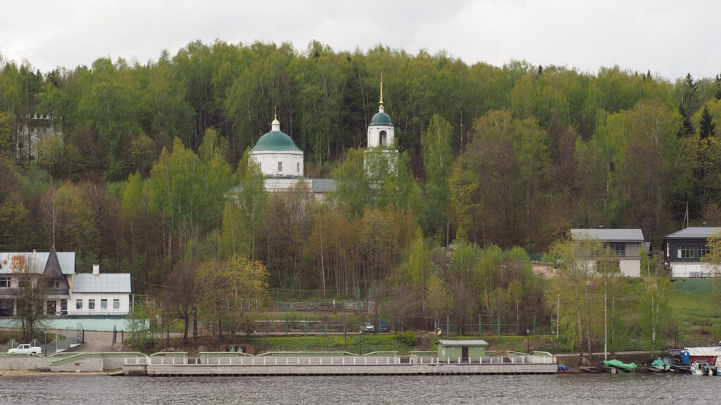 Преображенская церковь в Плесе, вид с Волги