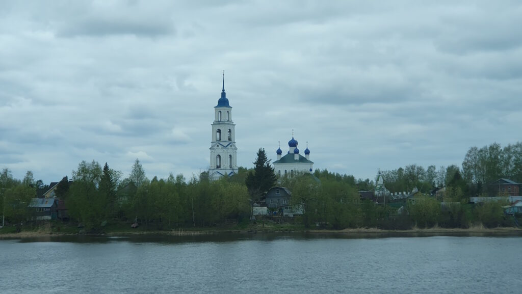 Смоленская церковь в Диево Городище, вид с Волги, круиз из Нижнего Новгорода