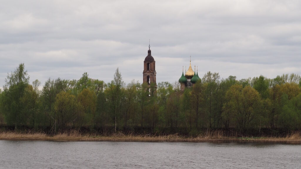 Спасская церковь в селе Рыбницы, вид с Волги, круиз Нижний Новгород - Москва