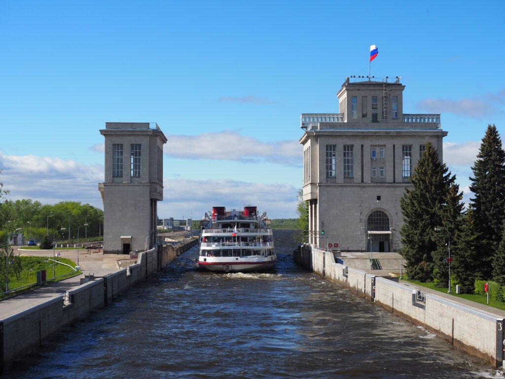 Круизный теплоход Феликс Дзержинский выходит из шлюза Городецкого гидроузла