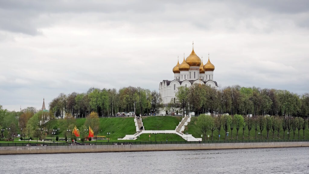 Успенский собор в Ярославле, вид с Волги, круиз Нижний Новгород - Москва