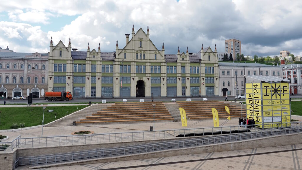 Академия Маяк на Нижневолжской набережной в Нижнем Новгороде