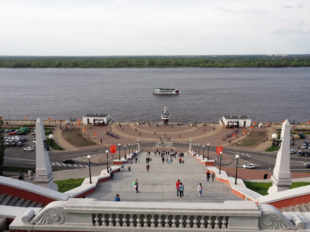 Катер Герой на Нижневолжской набережной в Нижнем Новгороде