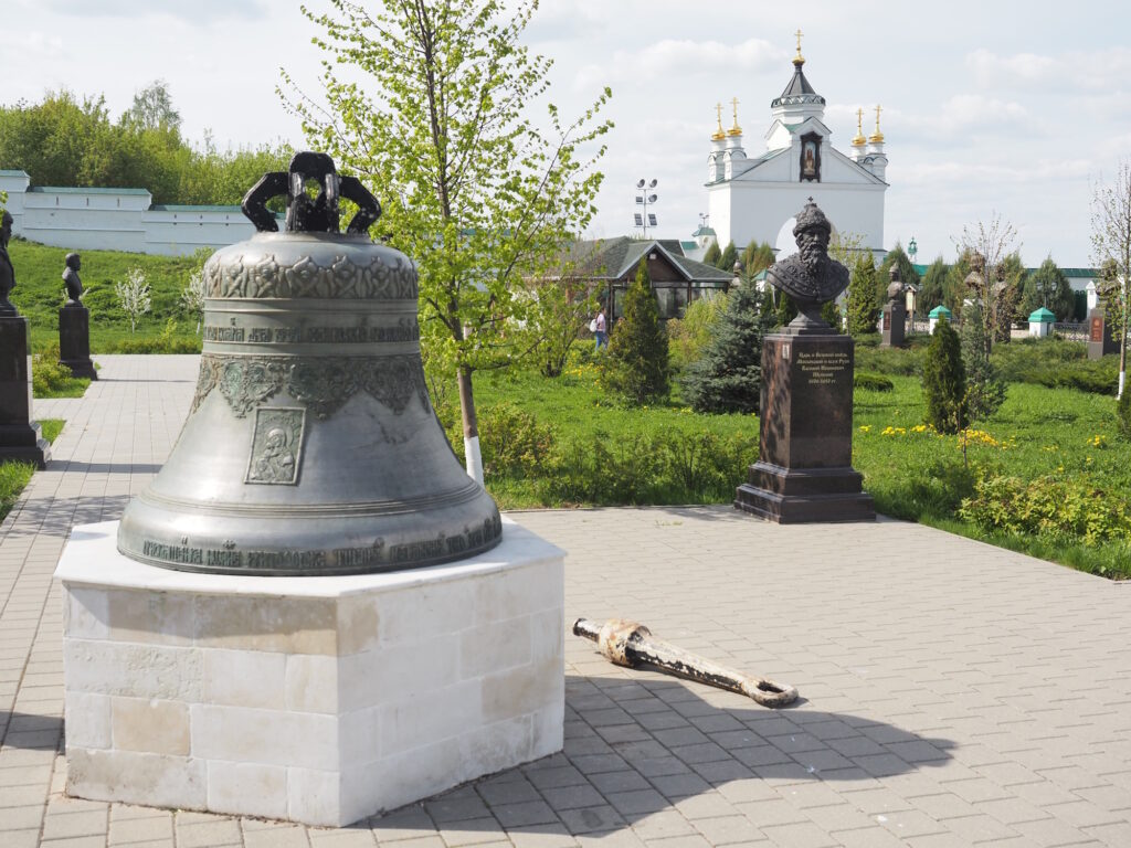 Колокол в Алле Славы Печерского монастыря в Нижнем Новгороде