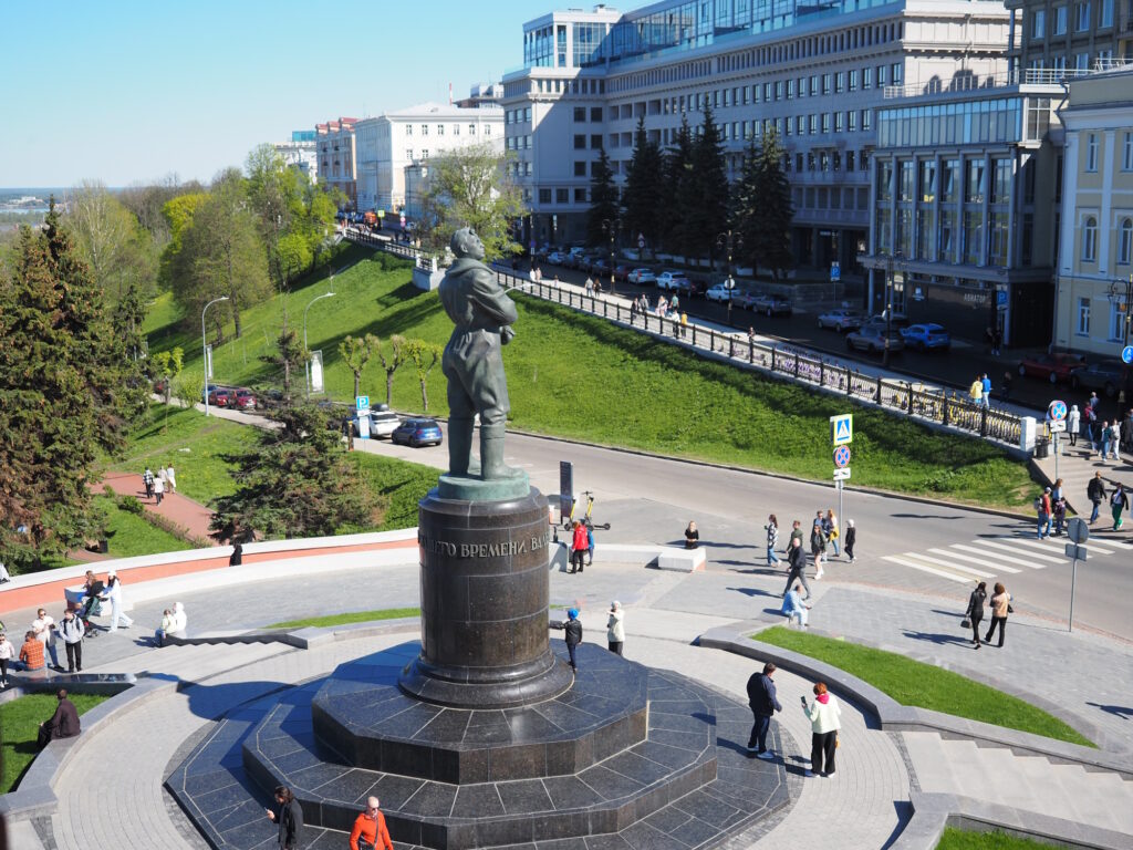 Памятник Чкалову, вид с Георгиевской башни Нижегородского кремля