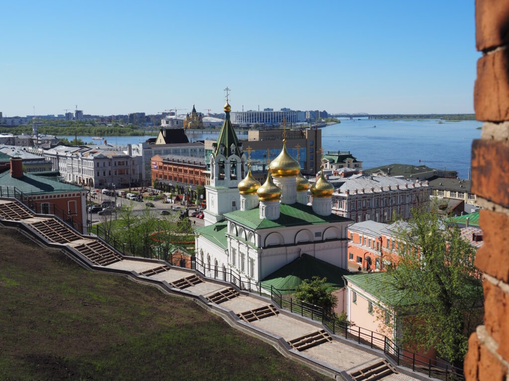 Предтеченская церковь на фоне собора Александра Невского, Нижний Новгород