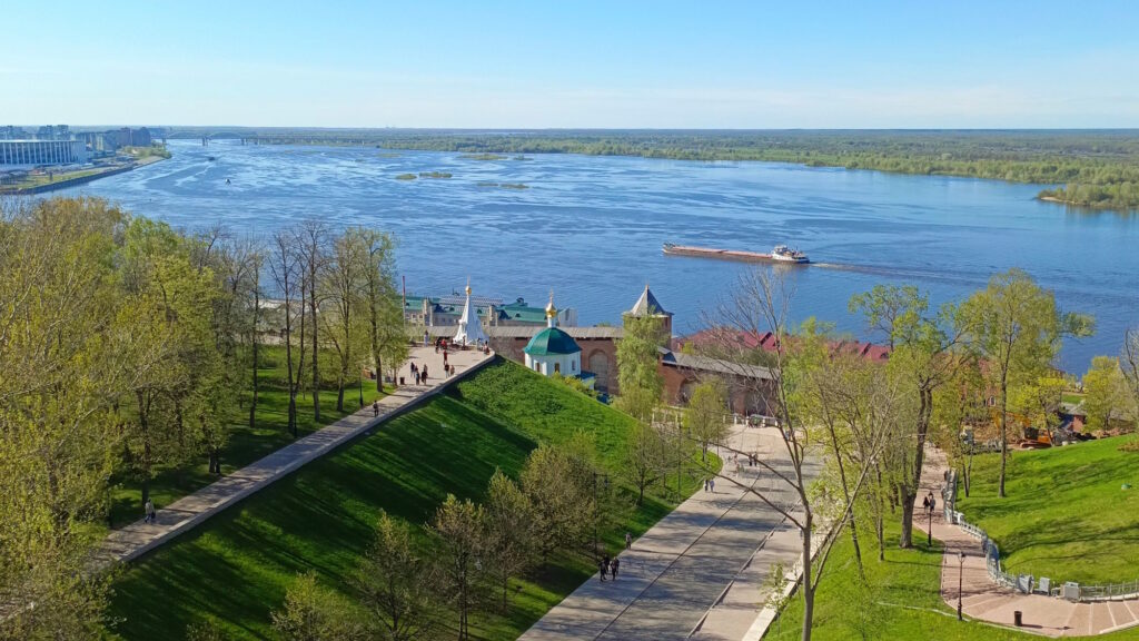 Вид на Волгу со Спасской колокольни кремля в Нижнем Новгороде