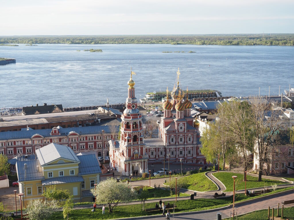 Вид на Рождественскую церковь с набережной Федоровского, вот что обязательно посмотреть в Нижнем Новгороде