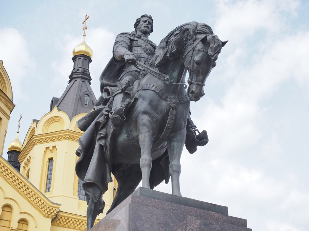 Конный памятник Александру Невскому на Стрелке в Нижнем Новгороде