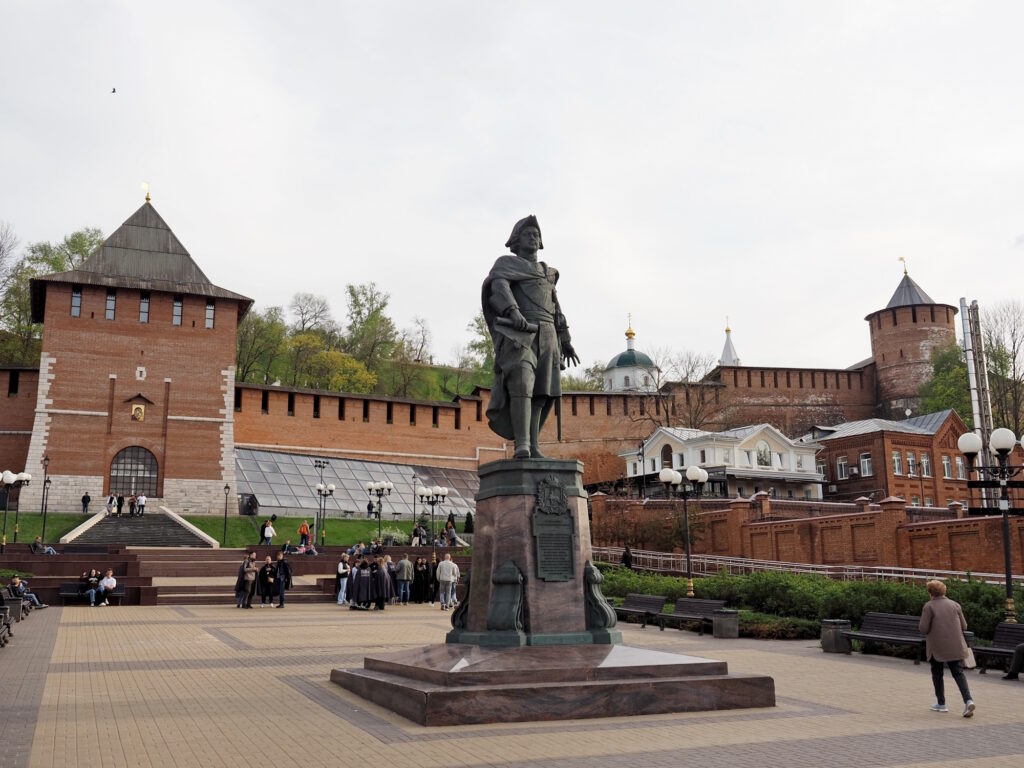 Памятник Петру Первому на Нижневолжской набережной