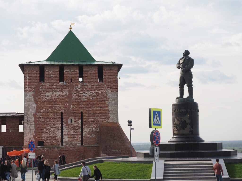 Памятник Чкалову и Георгиевская башня нижегородского кремля