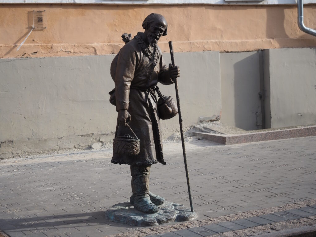 Странник Лука, скульптура на улице Кожевенной