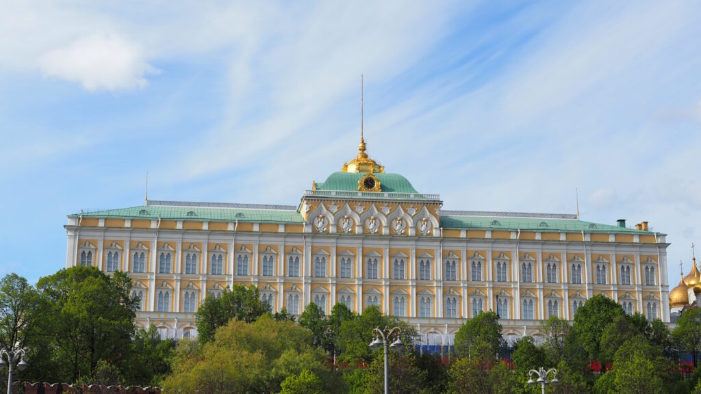 Большой Кремлевский дворец, вид с Москвы-реки