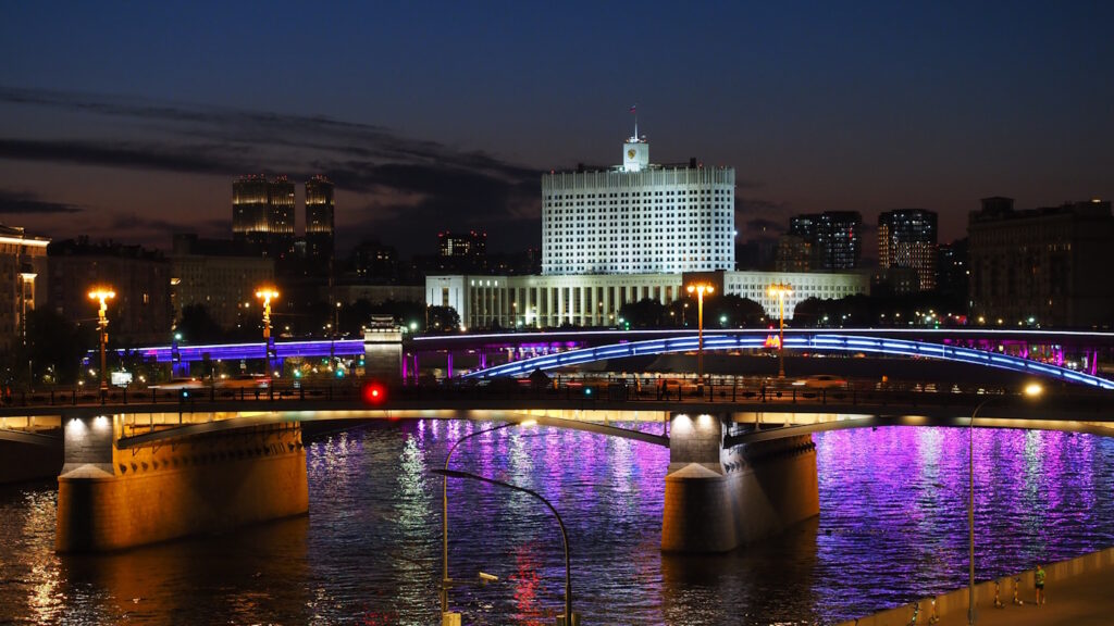 Вечерний вид на Москву-реку с Ростовской набережной