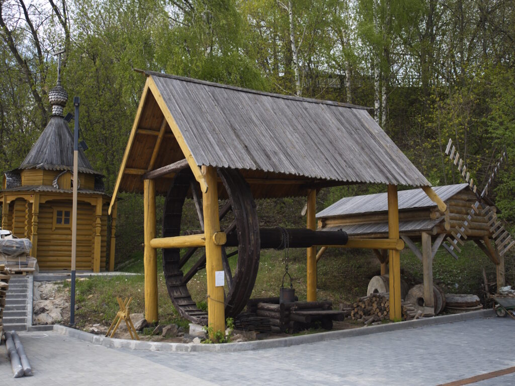 Колодец со ступальным колесом в Городе мастеров, Городец