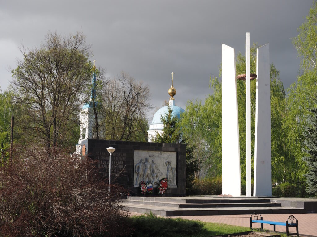 Мемориал ВОВ и Покровская церковь в Городце