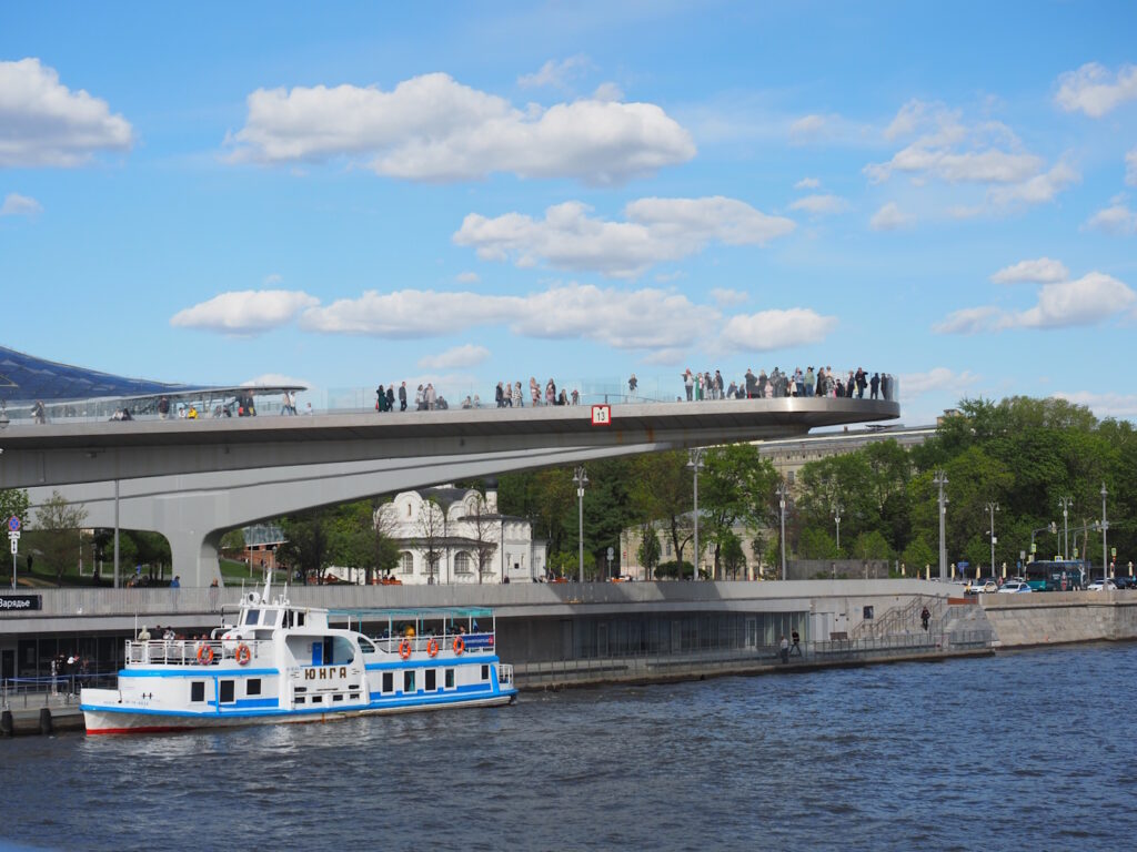 Парящий мост в парке Зарядье, вид с Москвы-реки